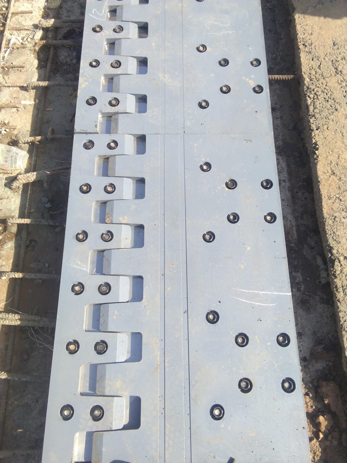 河南洛基梳齒闆伸縮縫施工現場